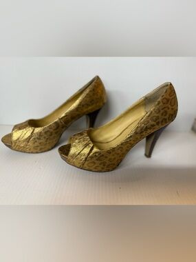 Madden Girl Gold Leopard Pumps, size 8